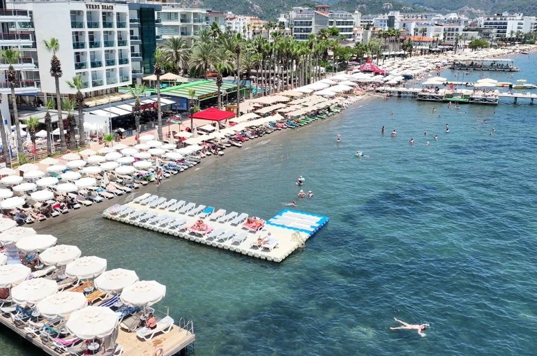 Okullar tatil oldu, Marmaris sahilleri dolmaya başladı