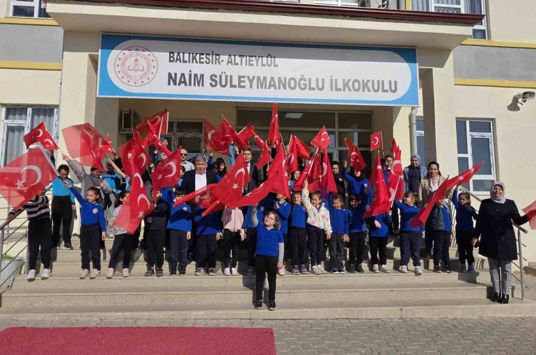 Okullarda Türk bayraklı tören