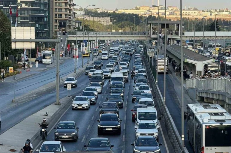 Okullarda uyum haftası başladı, İstanbul’da trafik yoğunluğu oluştu