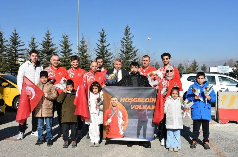Olimpiyat fatihi çiçeklerle karşılandı