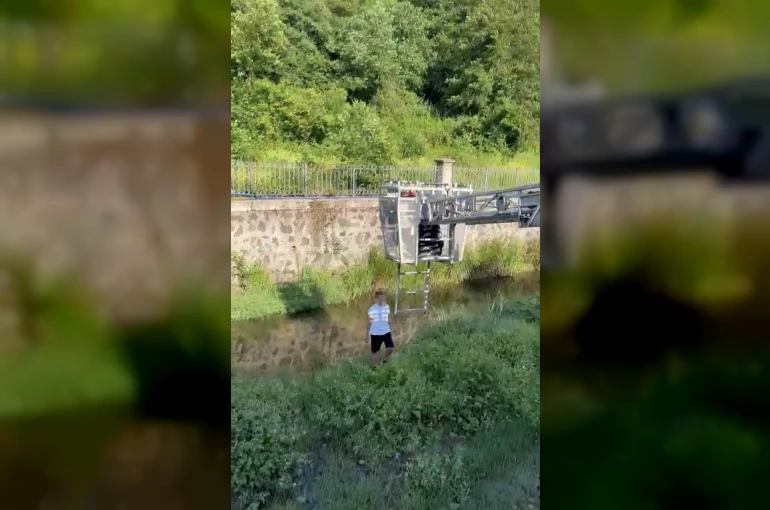 Oltasını almak isterken derede mahsur kalan çocuğu itfaiye ekibi kurtardı