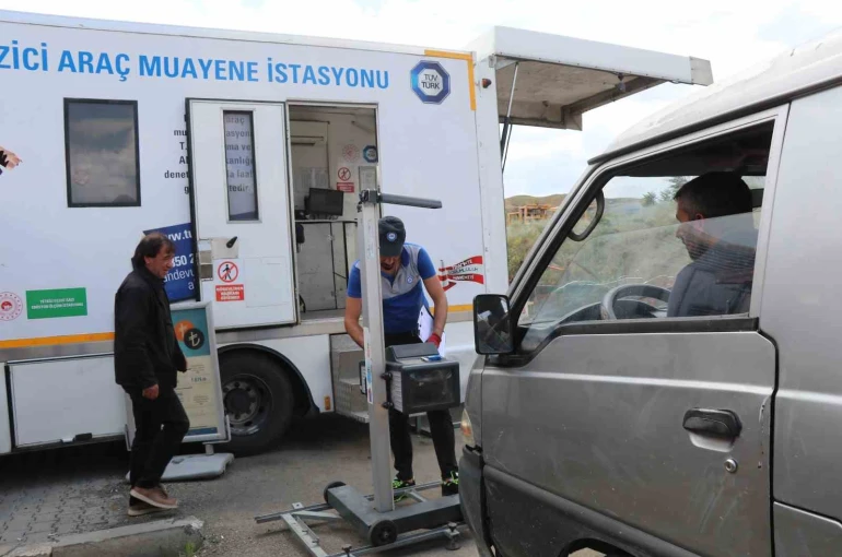 Oltu’da gezici araç muayene aracı araç sahiplerine büyük kolaylık sağlıyor