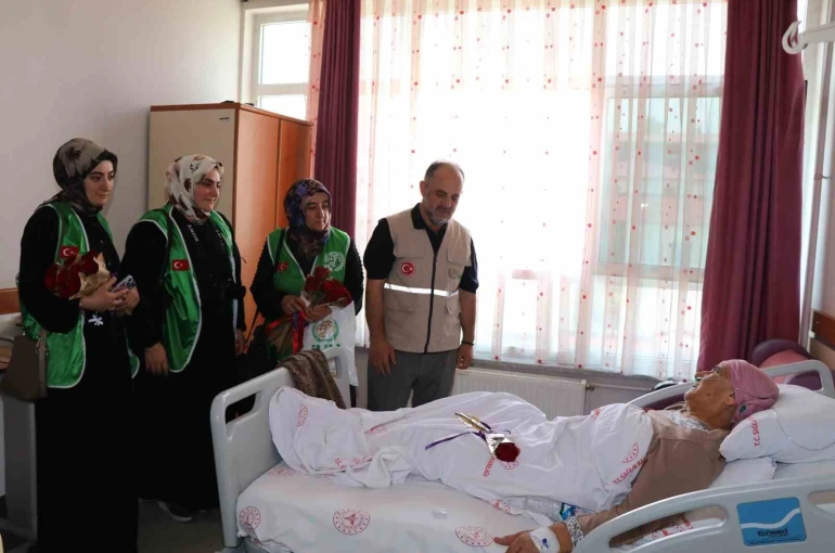 Oltu’da hastalara moral ziyareti