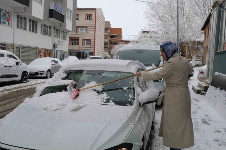 Oltu’da kar yağışı etkili oldu