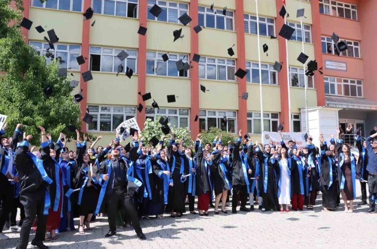 Oltu’da üniversitelilerin mezuniyet coşkusu 