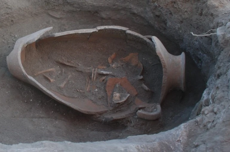 Oluz Höyük’te Fenikelilerin izine rastlandı: İnsan başlı cam boncuklar ve küpten bebek mezarları bulundu
