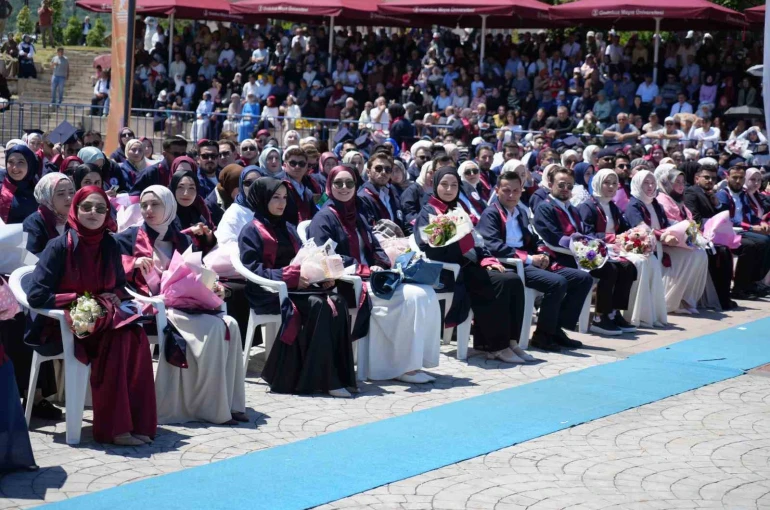 OMÜ İlahiyat Fakültesi’nde mezuniyet heyecanı