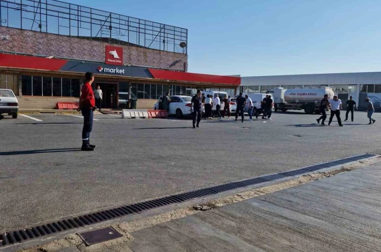 Omuz atma tartışmasında iki aile birbirine girdi