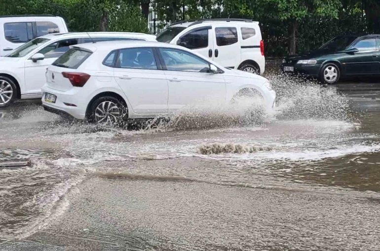 On dakika yağdı, yollar göle döndü