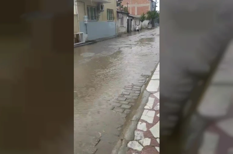 On dakikalık yağış sonrası Umurlu’da sokaklar sular altında kaldı