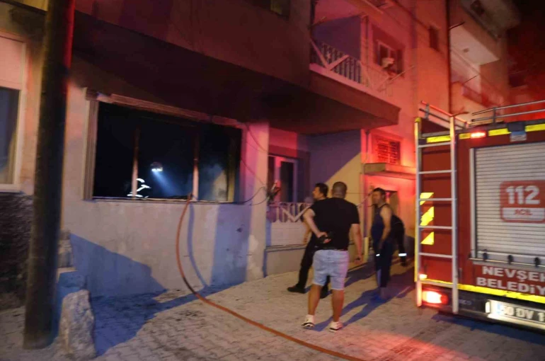Önce ağabeyini bıçakla kovaladı, sonra evi ateşe verdi