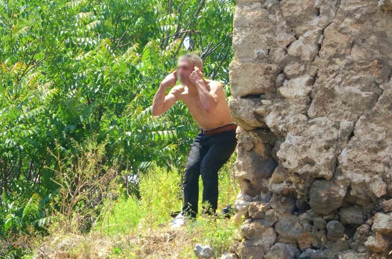 Önce anıta ardından tarihi surlara çıktı, karnı acıkınca çorbayla ikna edildi