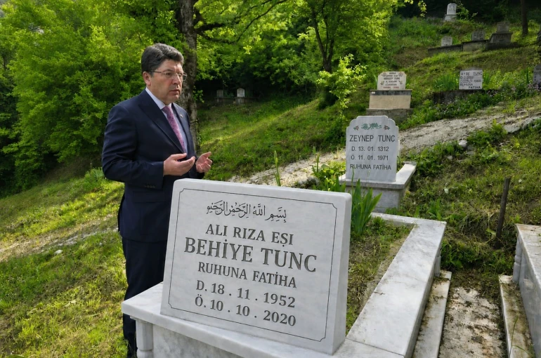 Önce annesinin mezarını ziyaret etti sonra şehit anneleri ile buluştu