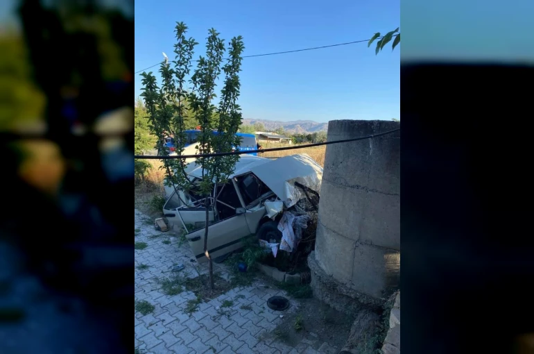 Önce çöp konteynerine ardından duvara çarptı: Otomobil hurdaya döndü, sürücü yaralandı