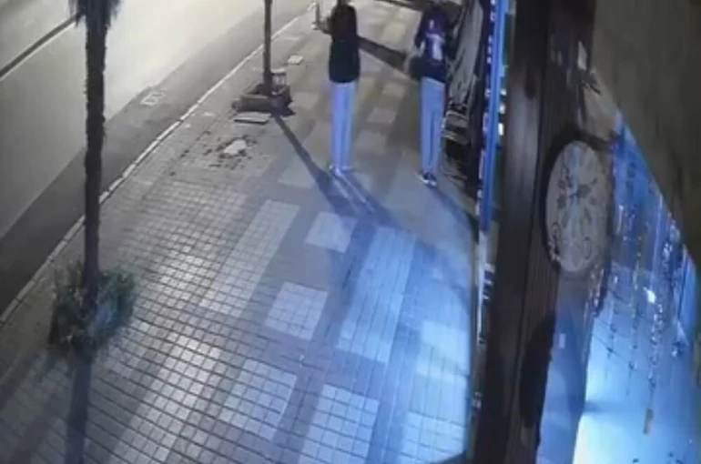 Önce paraları sonra meyveleri çalan şüpheli kamerada