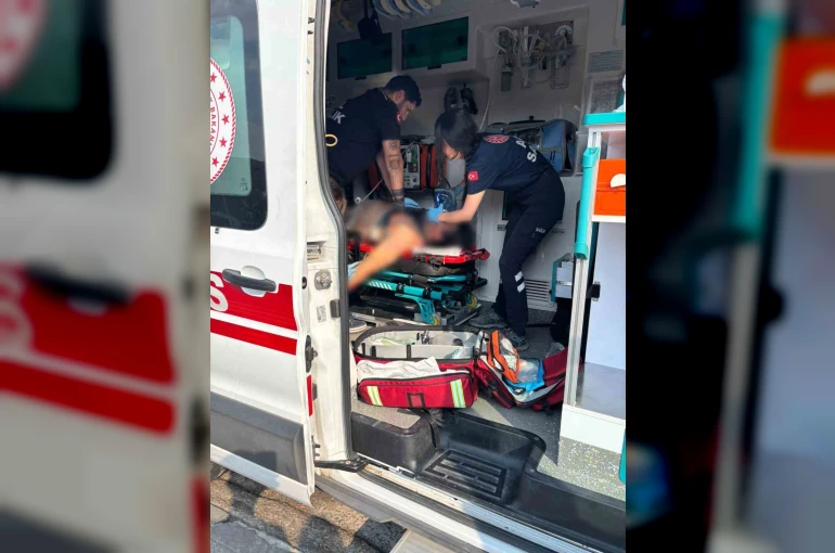 Önce servis aracına ardından tıra çarpan motosiklet sürücüsü ağır yaralandı