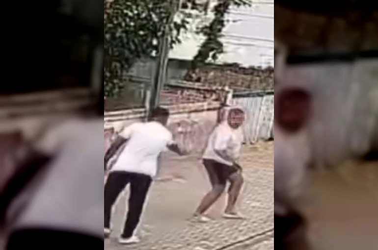 Önce yumrukladı, sonra bacaklarından vurdu: O anlar kamerada