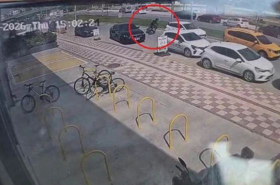 Önünde yavaşlayan araçlara çarpmamak için kaza yaptı