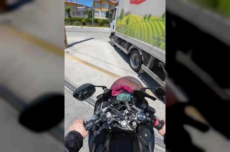 Önüne kıran kamyona çarpmaktan son anda kurtuldu