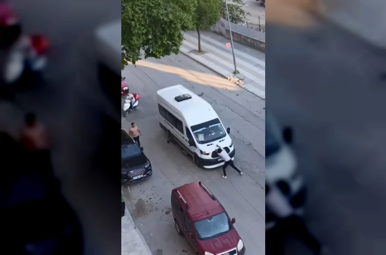 Önünü kestiği yolcu minibüsünü yumrukladı