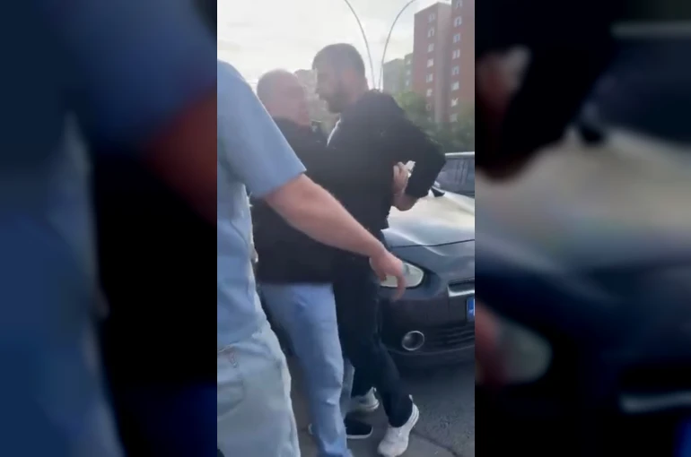 Önünü kestikleri servis sürücüsüne tehditler yağdırıp, darbetmeye çalıştılar