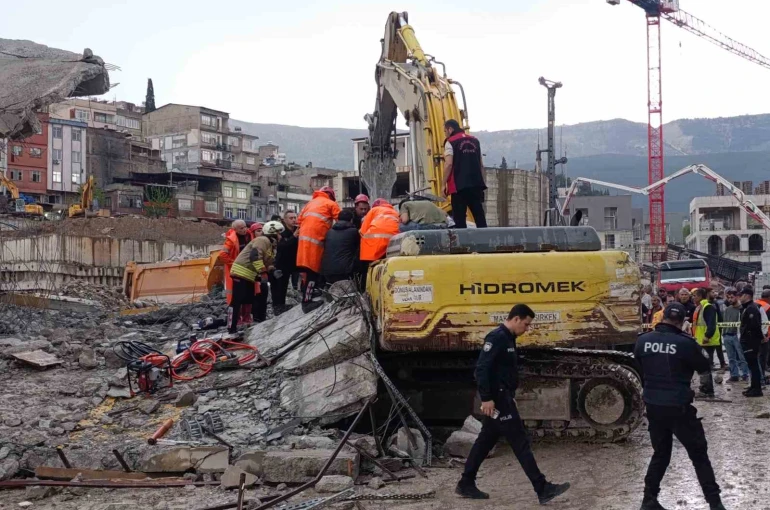 Operatör enkaz altında kaldı: 1 yaralı