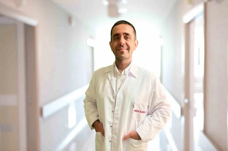 Opr. Dr. Hakan Peker: "Her 8 kadından 1’i meme kanseri riski altında"