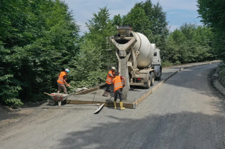Ordu’da 3 ilçeye hizmet verecek grup yolunda beton yol çalışması başladı