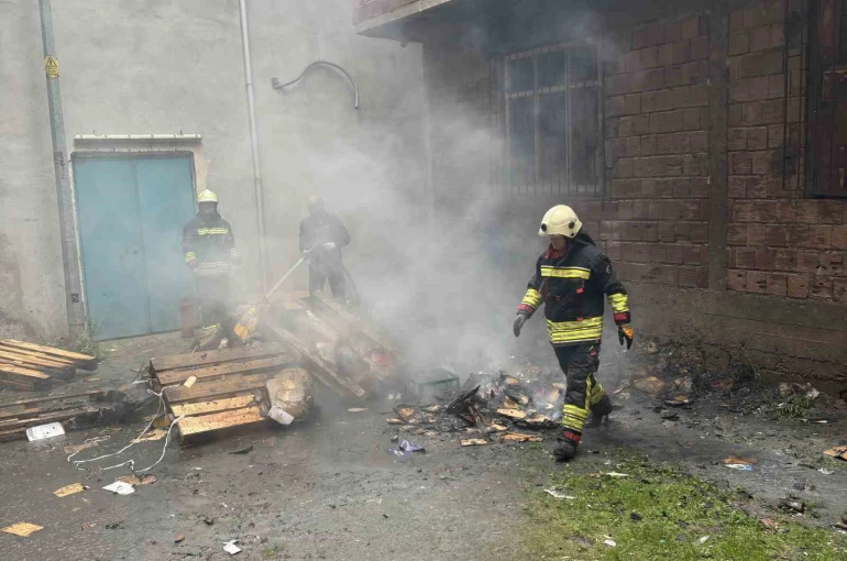 Ordu’da atık malzeme ve paletlerin bulunduğu alanda yangın