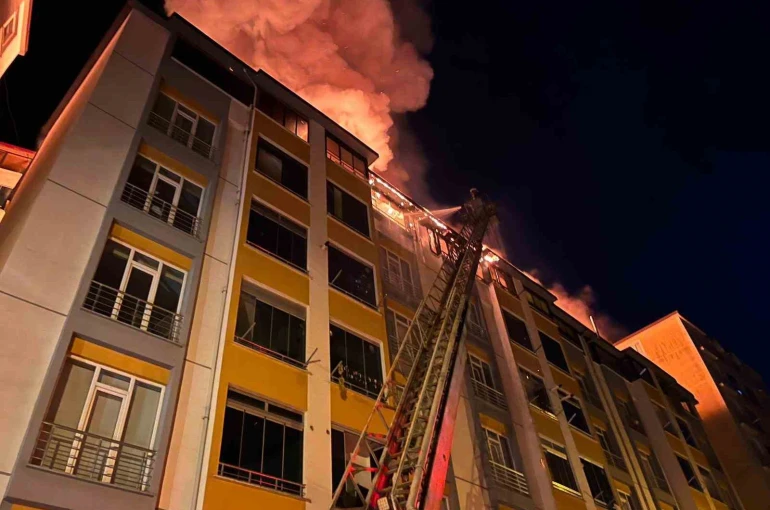 Ordu’da binanın çatı katı alevlere teslim oldu
