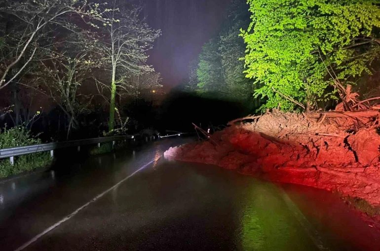 Ordu’da heyelan nedeniyle yol ulaşıma kapandı