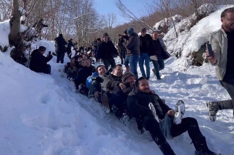 Ordu’da kar yağışı eğlenceye dönüştü: 150 kişi aynı anda kaymaya çalıştı