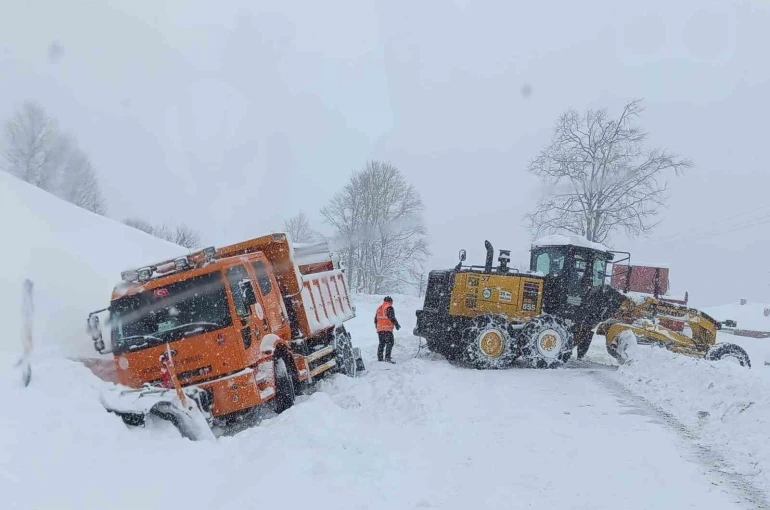 Ordu’da kardan kapanan 472 mahalle yolu ulaşıma açıldı
