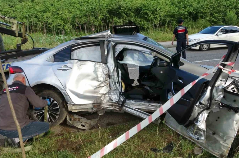 Ordu’da otomobil, ağaç ve aydınlatma direğini devirdi: 4 yaralı