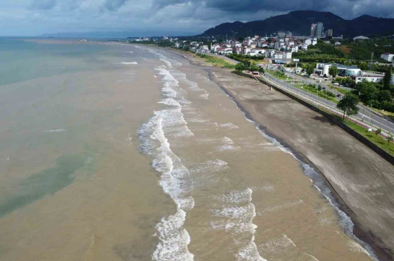 Ordu’da sağanak sonrası Karadeniz’in rengi değişti
