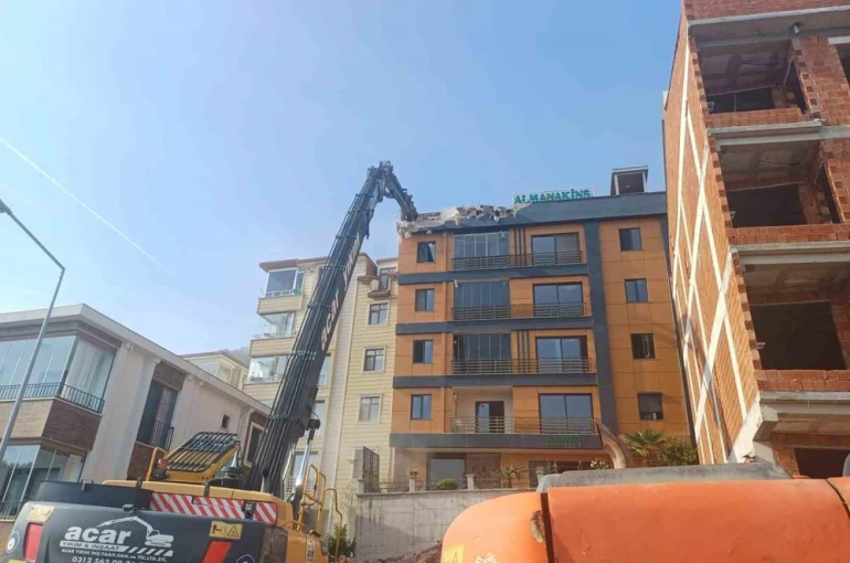 Ordu’da zemini kayan ve çatlaklar oluşan binada yıkım başladı
