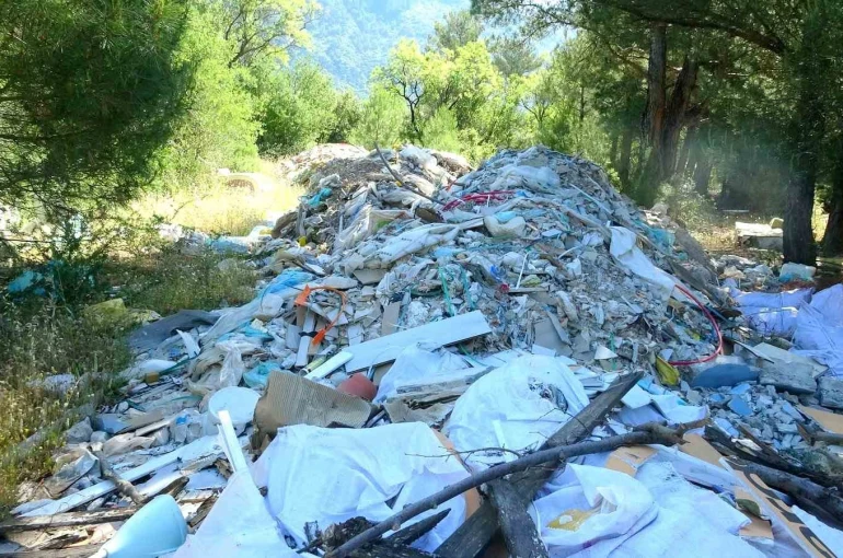 Ormanlık alanlara atılan moloz ve inşaat atıklarına vatandaş tepkisi