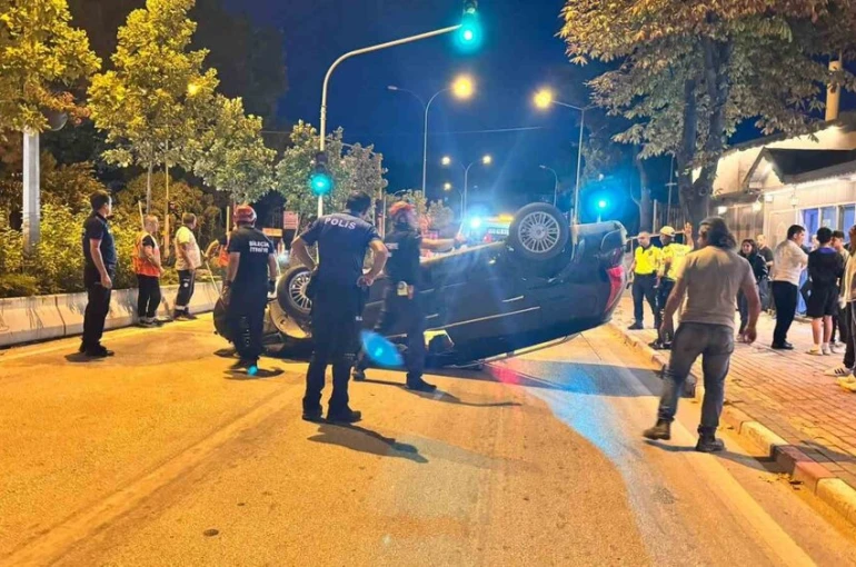 Orta refüje çarpan otomobil takla attı: 1 yaralı