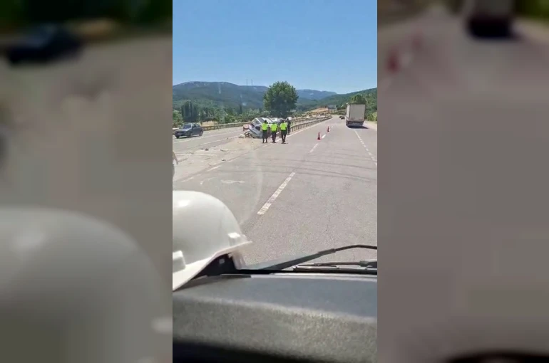 Orta refüje saplanan iki araç bariyerlerin arasında sıkıştı