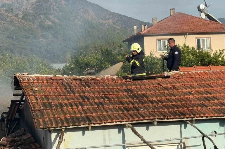 Ortaca’da ev ve ahır yangını