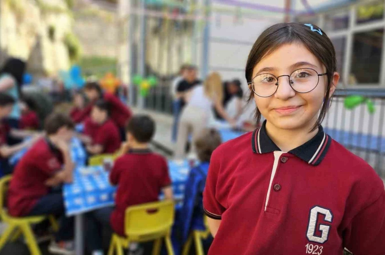Ortaokul öğrencisi Duru, hobisini yaşıtlarına öğretiyor