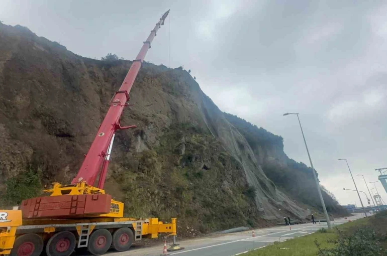 Örümcek adamlar yamaçları çelik ağlarla örüyor