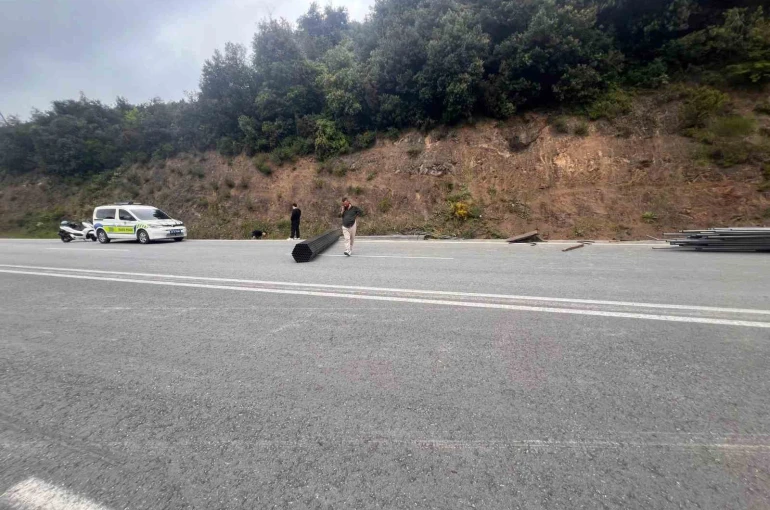 OSB yolunda kontrolden çıkan tır devrildi: 1 yaralı