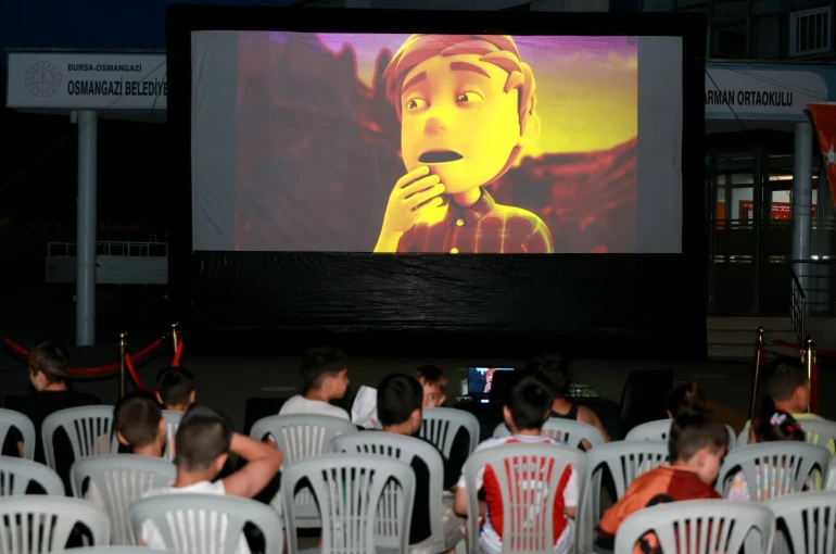 Osmangazi Belediyesi çocuklara yazlık sinema keyfi yaşatıyor