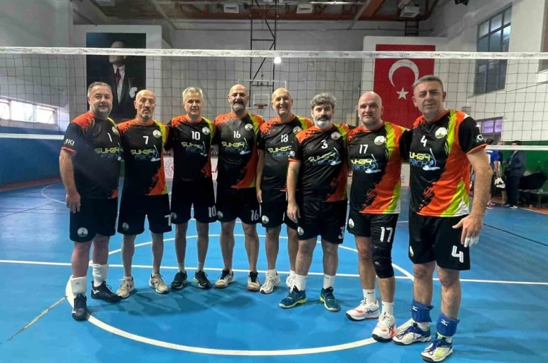 Osmangazi’nin veteran voleybolcuları zirveye çıktı