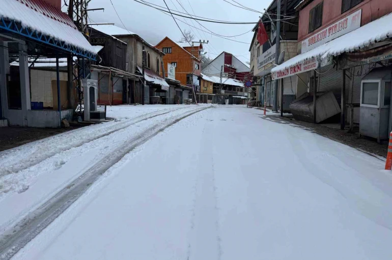 Osmaniye Zorkun Yaylası’nda kar yağışı başladı