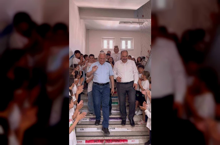 Osmaniye’de 44 yıllık öğretmen çiçekler ve meşalelerle emekliliğe uğurlandı