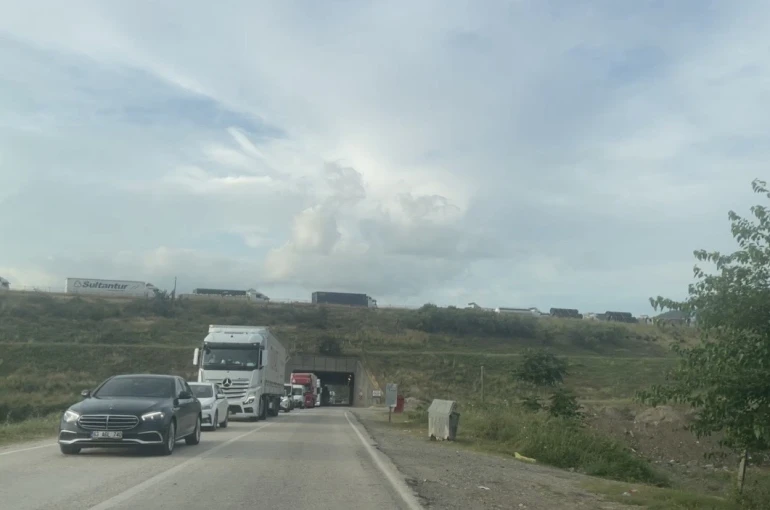 Osmaniye’de 6 ağır tonajlı aracın karıştığı kazada 2 kişi yaralandı