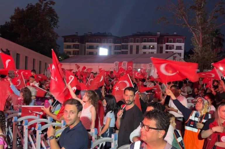Osmaniye’de demokrasi ve milli birlik yürüyüşü