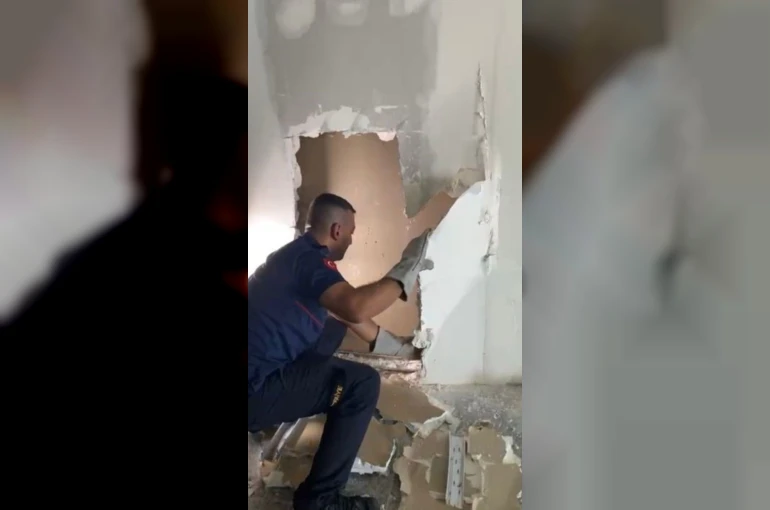 Osmaniye’de duvara sıkışan yavru kedi itfaiye tarafından kurtarıldı